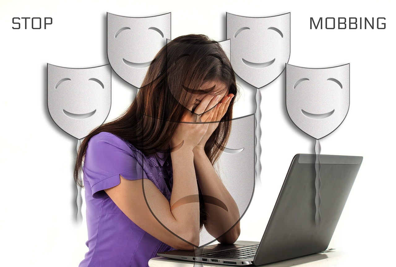 Saftey_tips_for_women_cyber_crime_lawyer_in_delhi